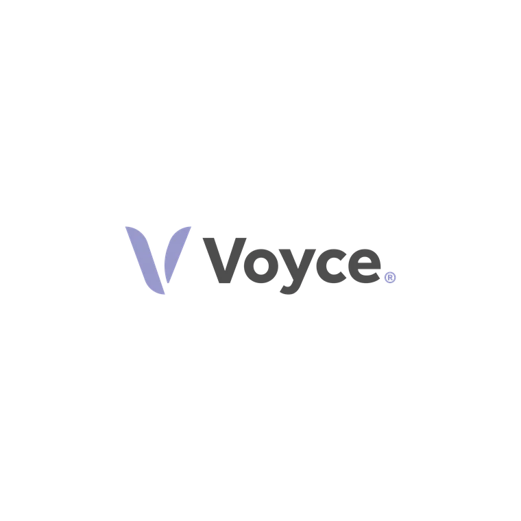 Voyce yatay logosu: mor V amblemi ve koyu Voyce yazısı, açık zeminler için renkli sürüm