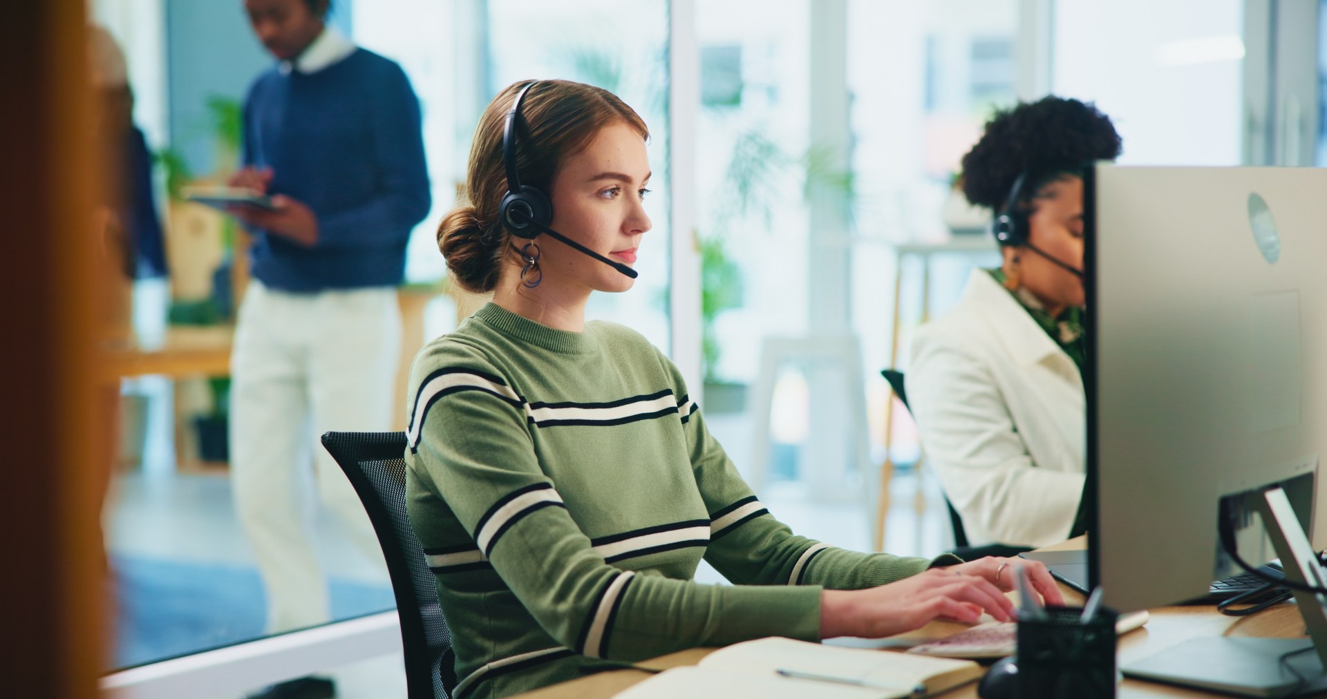 Voyce predictive dialer ile tahsilat araması yapan, ekran başında çalışan çağrı merkezi temsilcisi